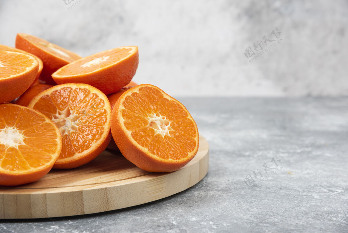 切片把新鲜多汁的橙子切片放在木盘里整个片柑橘
