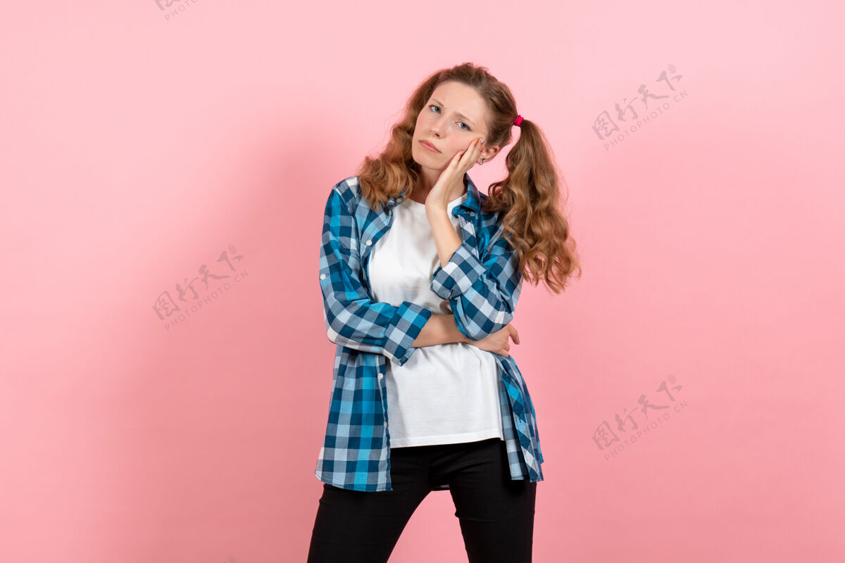 姿势正面图穿着格子衬衫的年轻女性在粉色背景上摆姿势年轻女性情感模特儿颜色头发人孩子