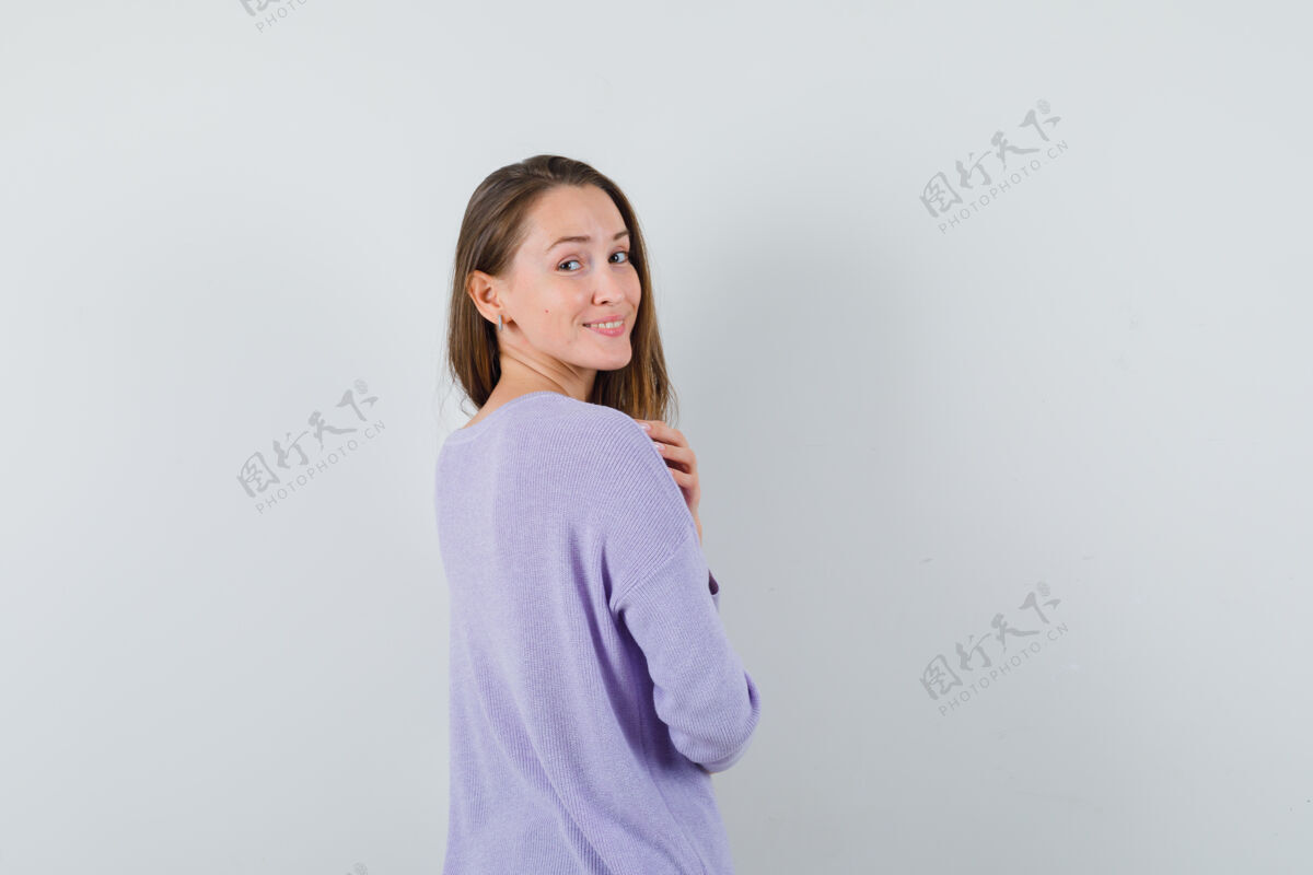 眼镜一个穿着淡紫色上衣的年轻女人回首往事 看上去很令人印象深刻奢华衬衫女士