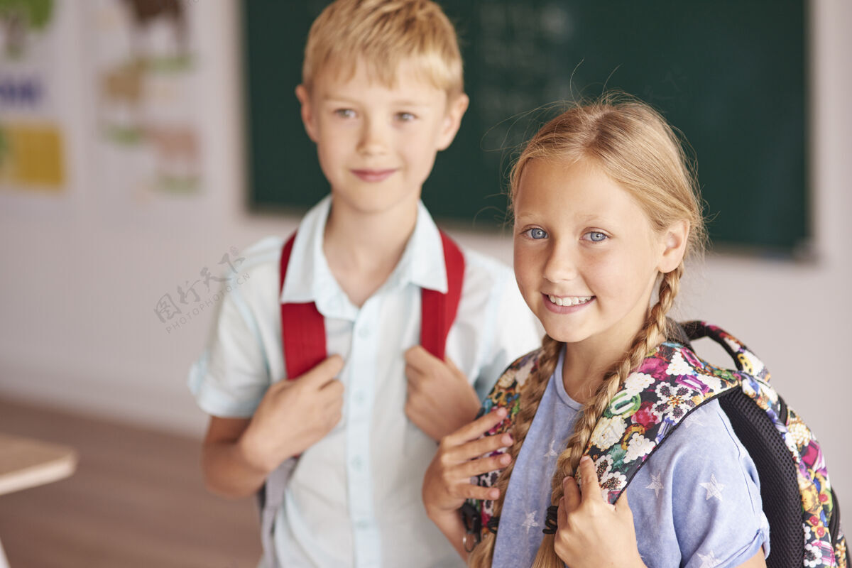 友谊班上有两个学生享受女孩教室