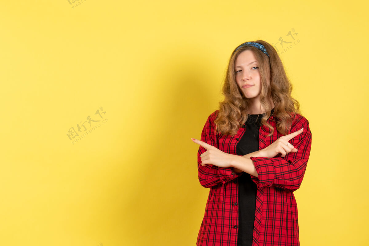 人物正面图：穿着红色格子衬衫的年轻女性站在黄色背景上 摆姿势 模特儿 人类女孩年轻女性肖像衬衫