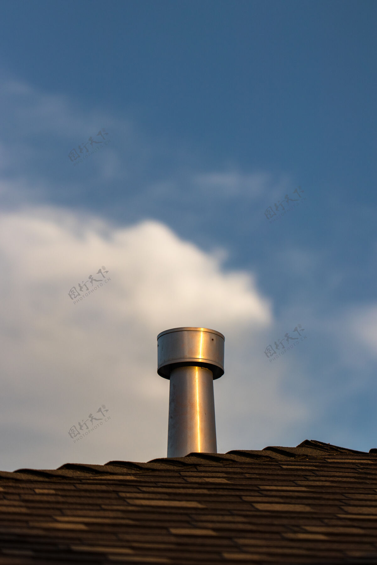 瓷砖屋顶上的烟囱烟囱屋顶天空