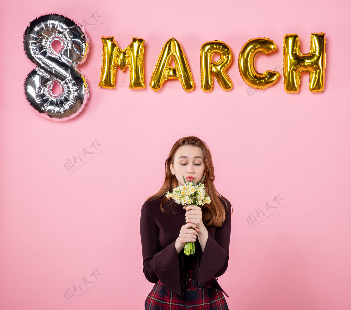 8正面图：手拿鲜花的年轻女性 粉色背景上的三月装饰 呈现妇女节三月结婚派对平等感性人妇女节年轻的女性