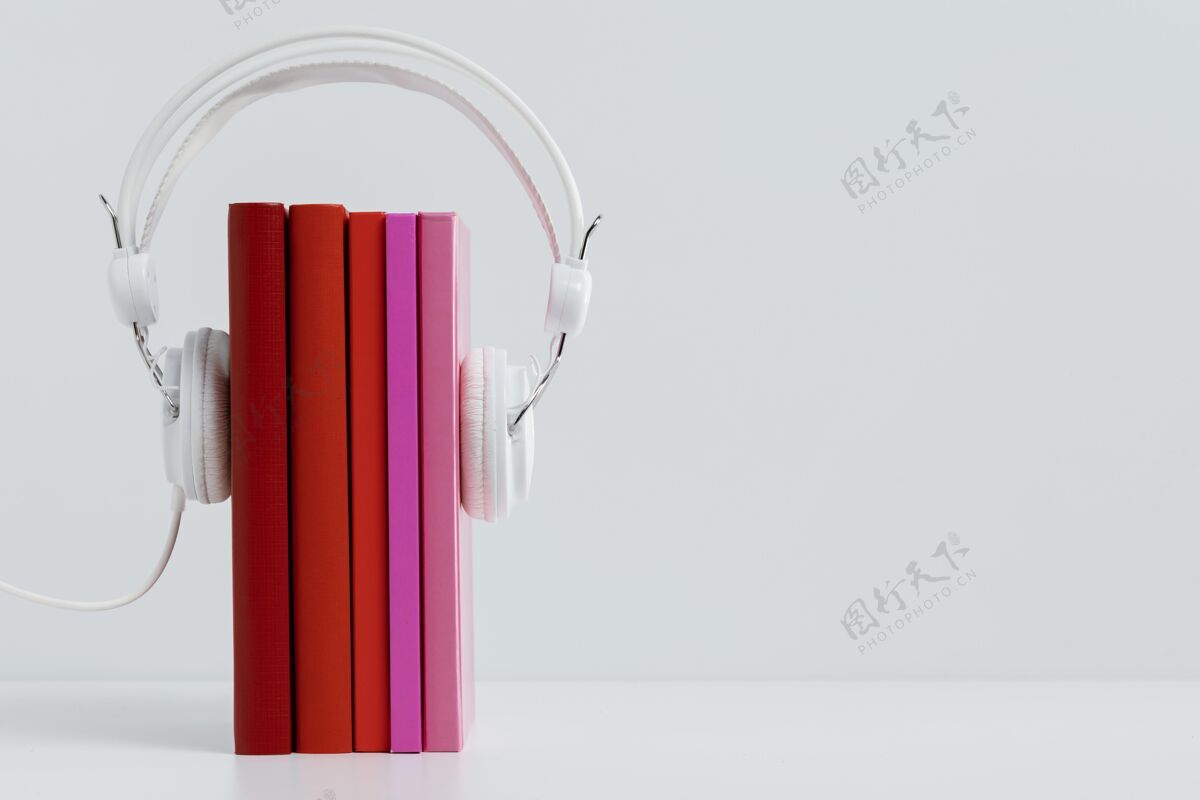 卷带耳机的彩色书籍教育复制空间水平