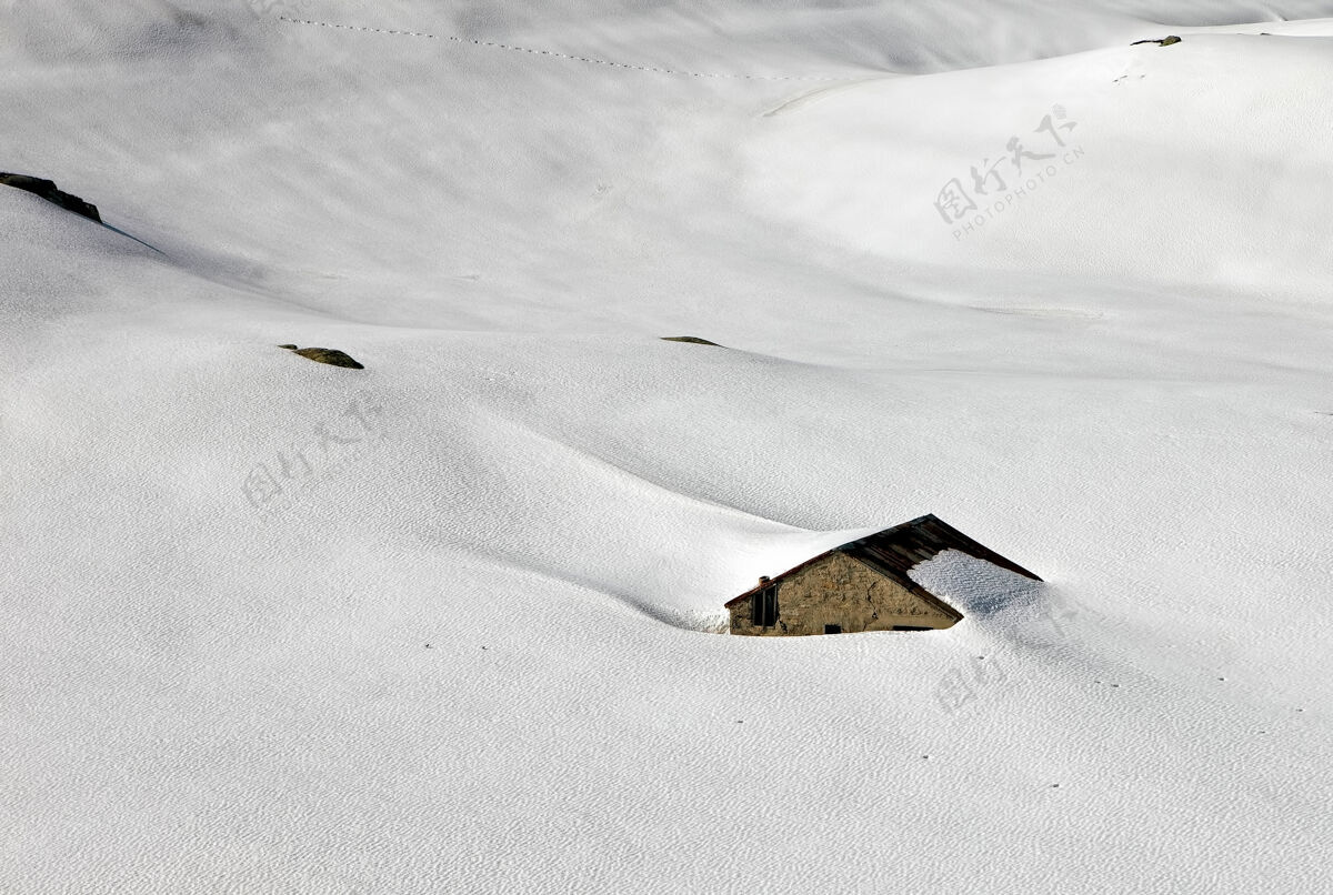 房子鸟瞰被雪覆盖的房子孤独屋顶沙子