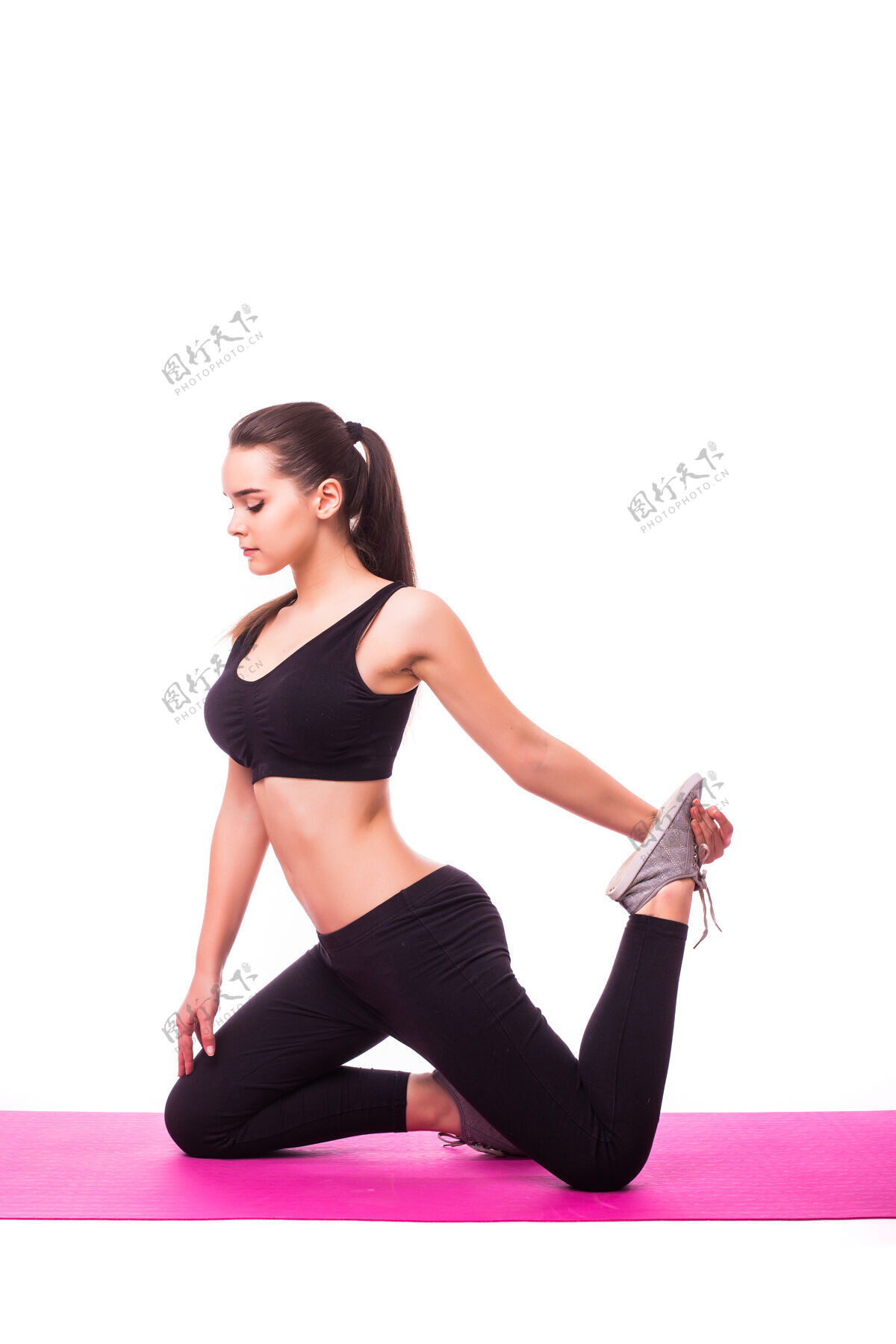 女人摄影棚拍摄的一个年轻的健康女子正在做瑜伽练习隔离在白色背景伸展女人成人
