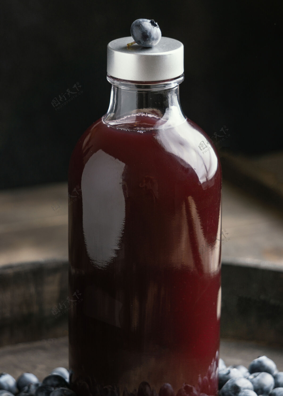 提神健康的红色饮料在玻璃瓶的安排提神饮料健康成分