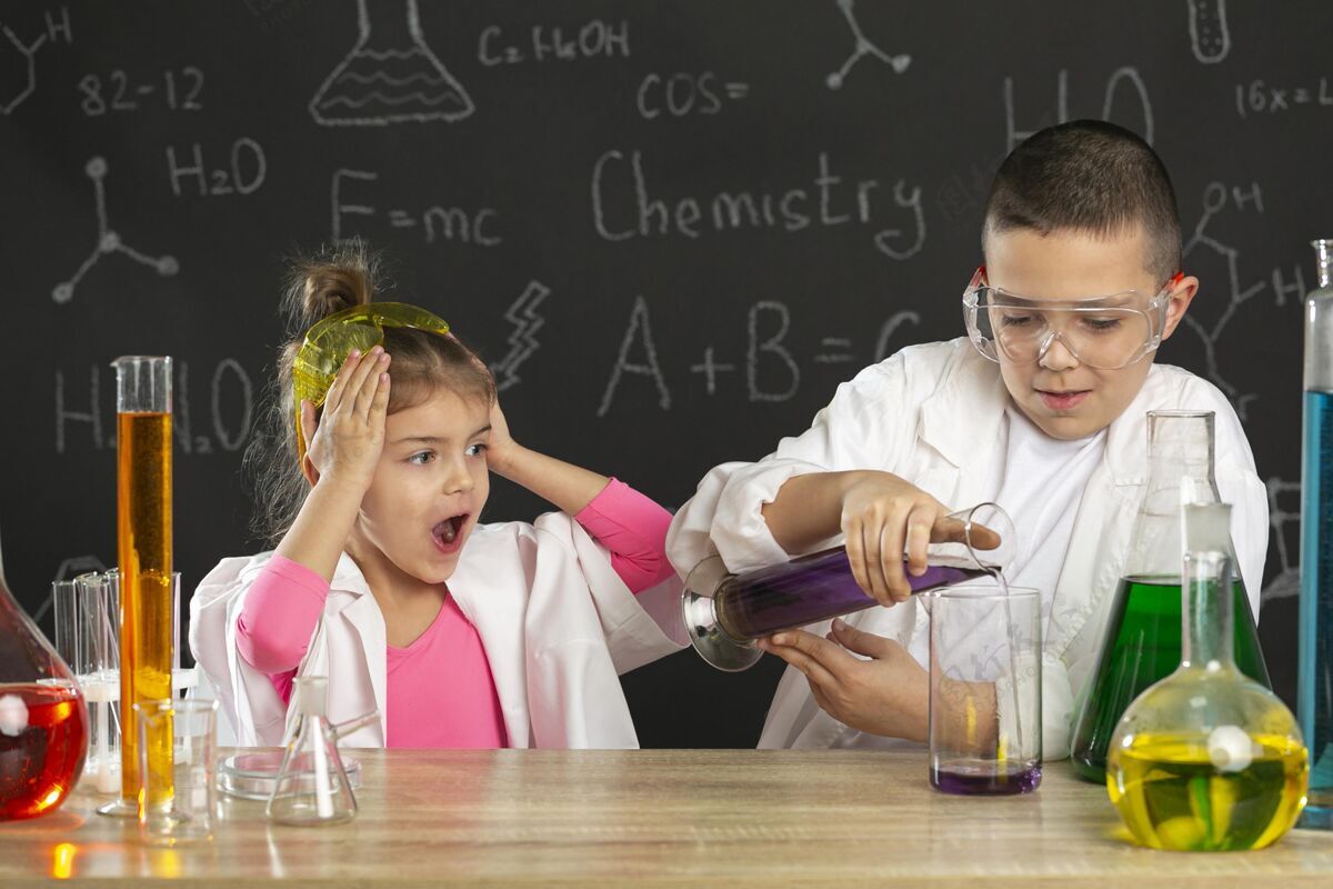 孩子孩子们在实验室做实验实验女孩科学