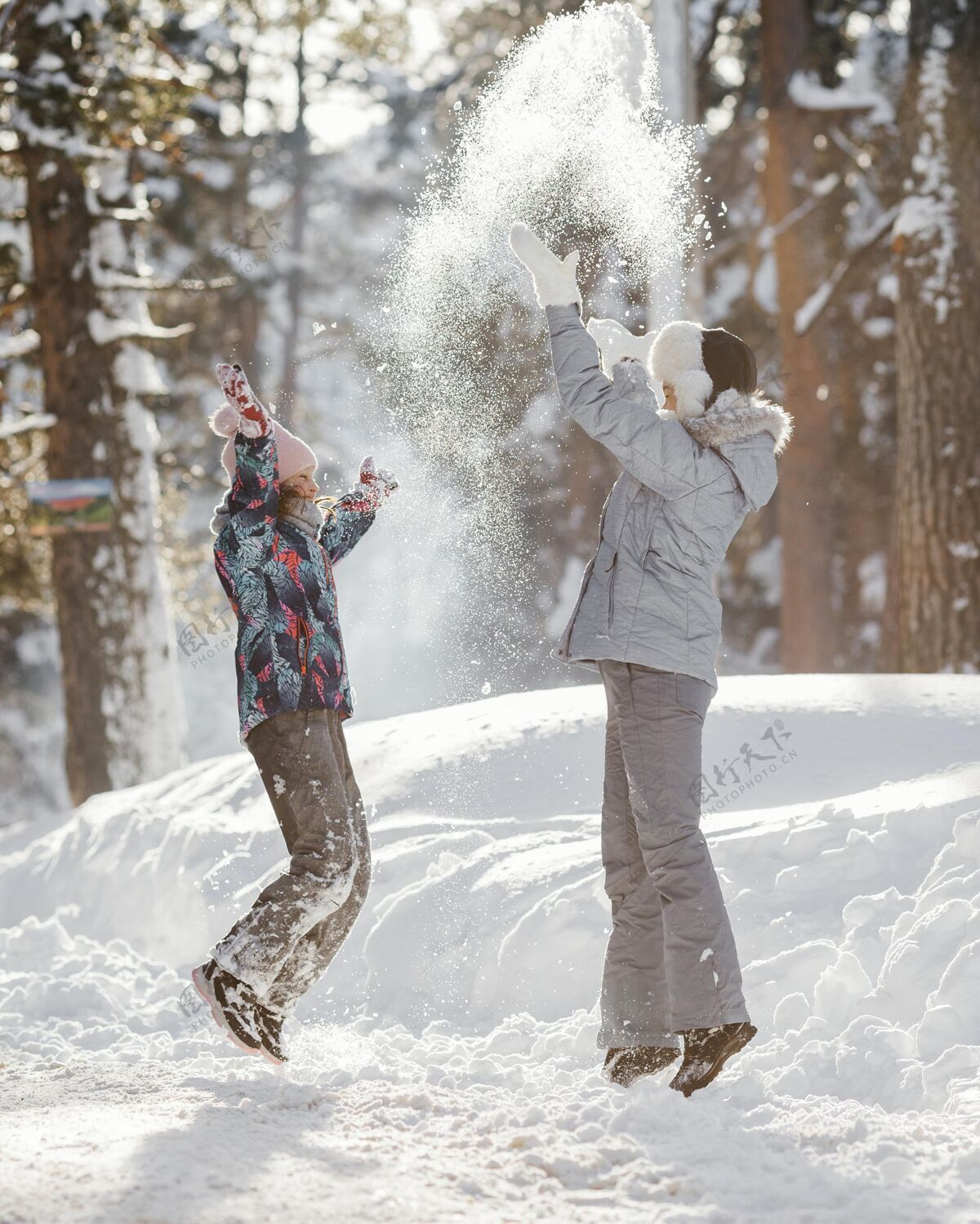 下雪全镜头女人和女孩一起玩旅行冬天孩子