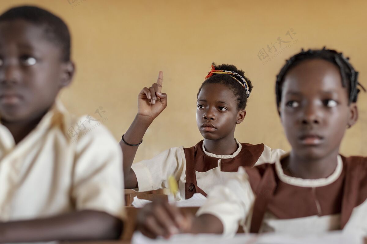 小学一群非洲孩子在教室里小学学习非洲