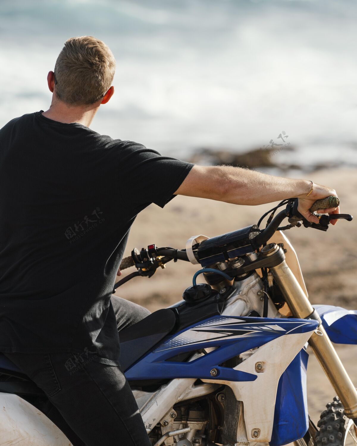 男人夏威夷骑摩托车的人摩托车冒险夏威夷群岛