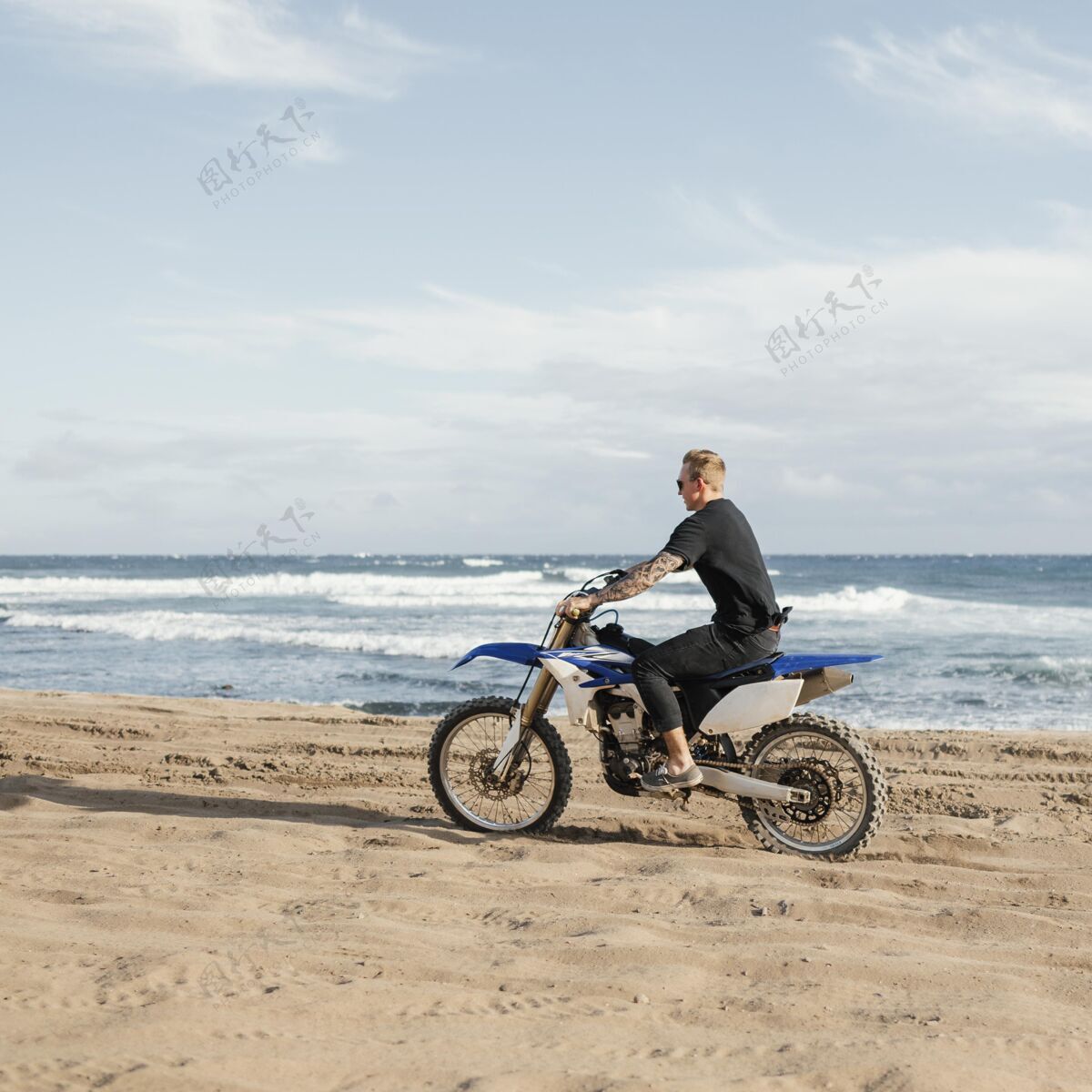 激情夏威夷骑摩托车的人夏威夷模型姿势