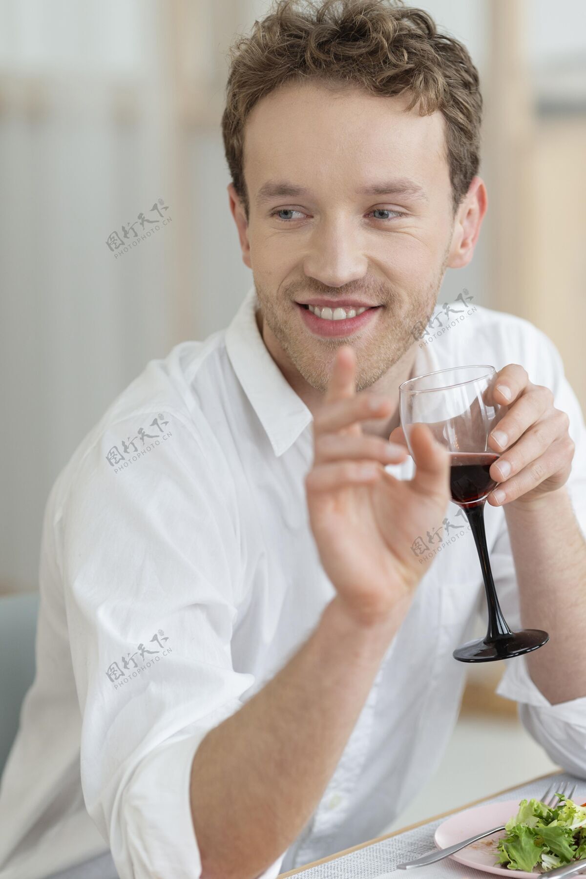 食物中枪手拿酒杯饭菜酒杯子