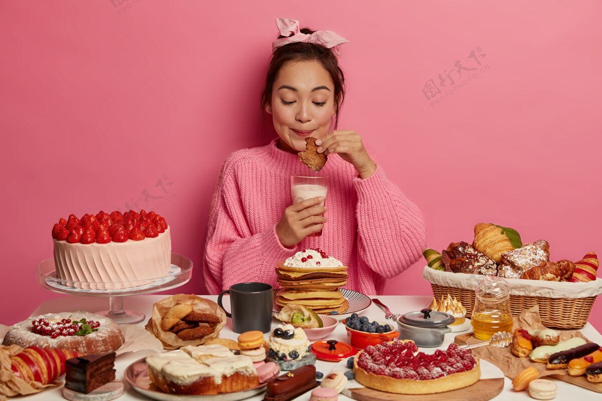 饼干年轻漂亮的女人享受着健康的晚餐胃口跳伞草莓