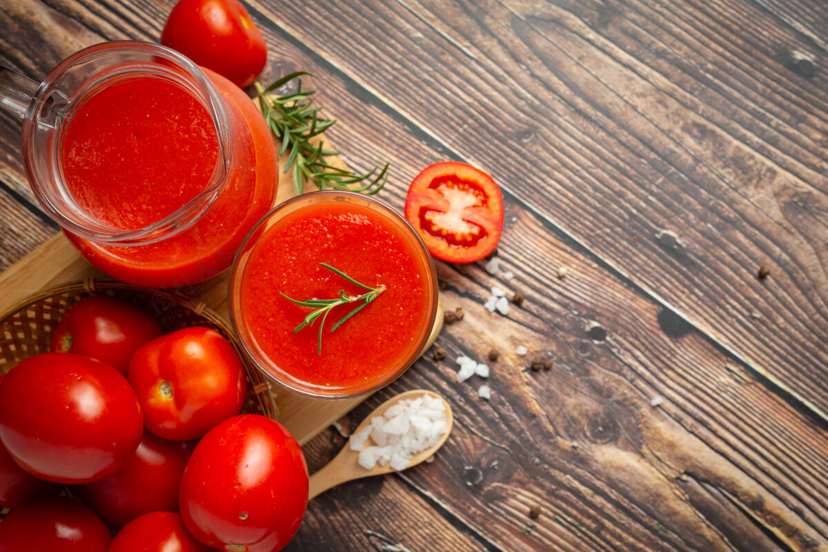 蔬菜新鲜番茄汁准备好了奶油纤维营养