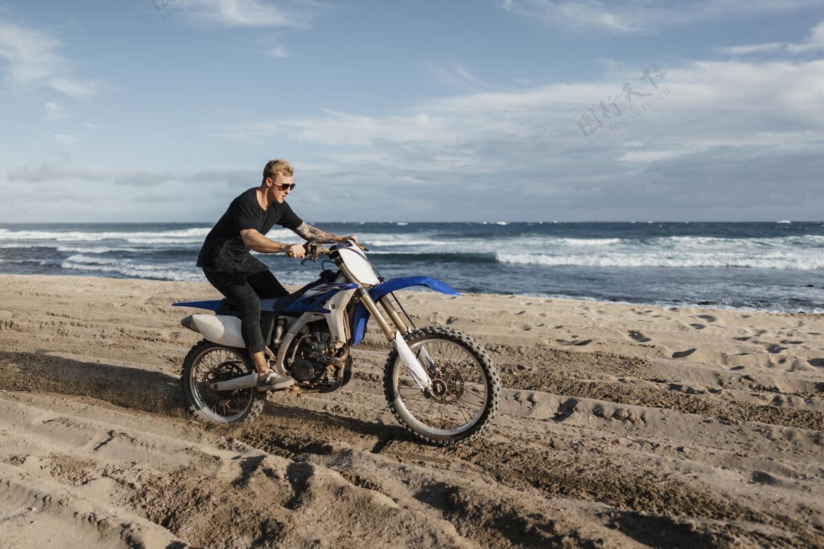 男人夏威夷骑摩托车的人假日旅游旅游