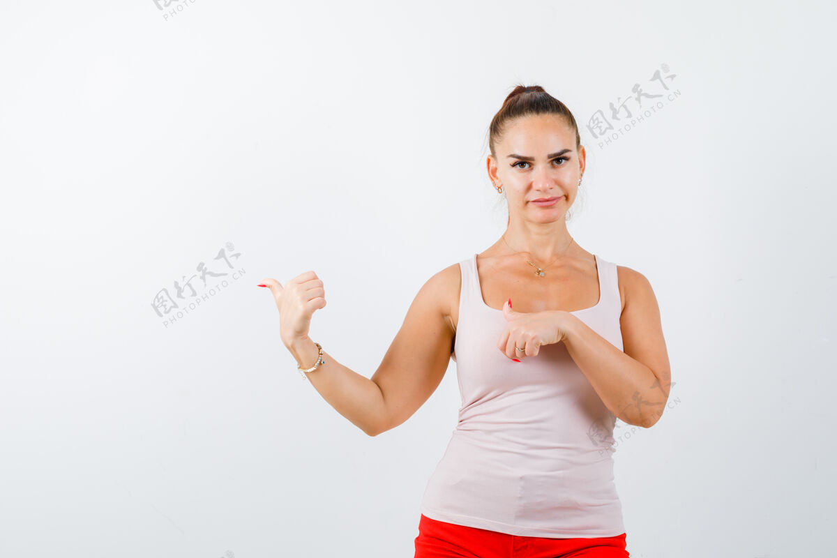 模特年轻女士在米色背心上竖起大拇指 看起来犹豫不决 正面视图成人坦克健康