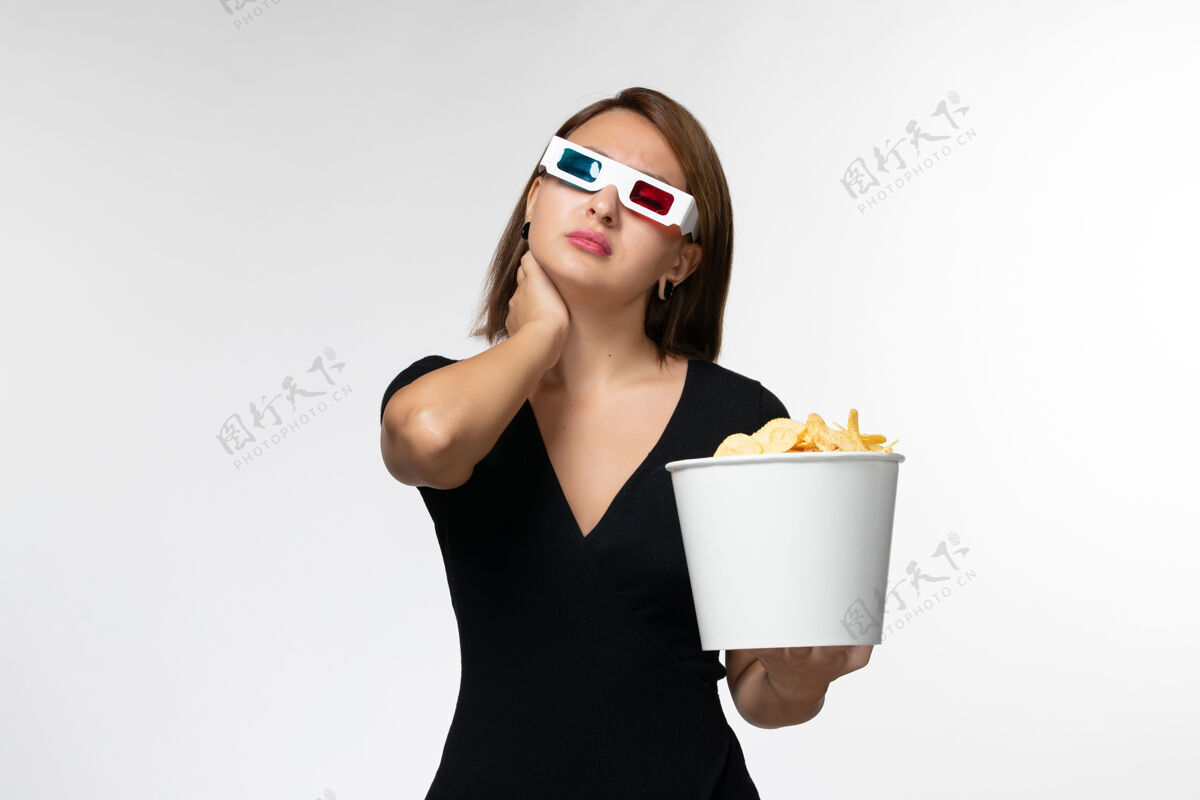 电影正面图：戴着d型太阳镜拿着薯片的年轻女性 白色表面有脖子痛漂亮脖子疼孤独