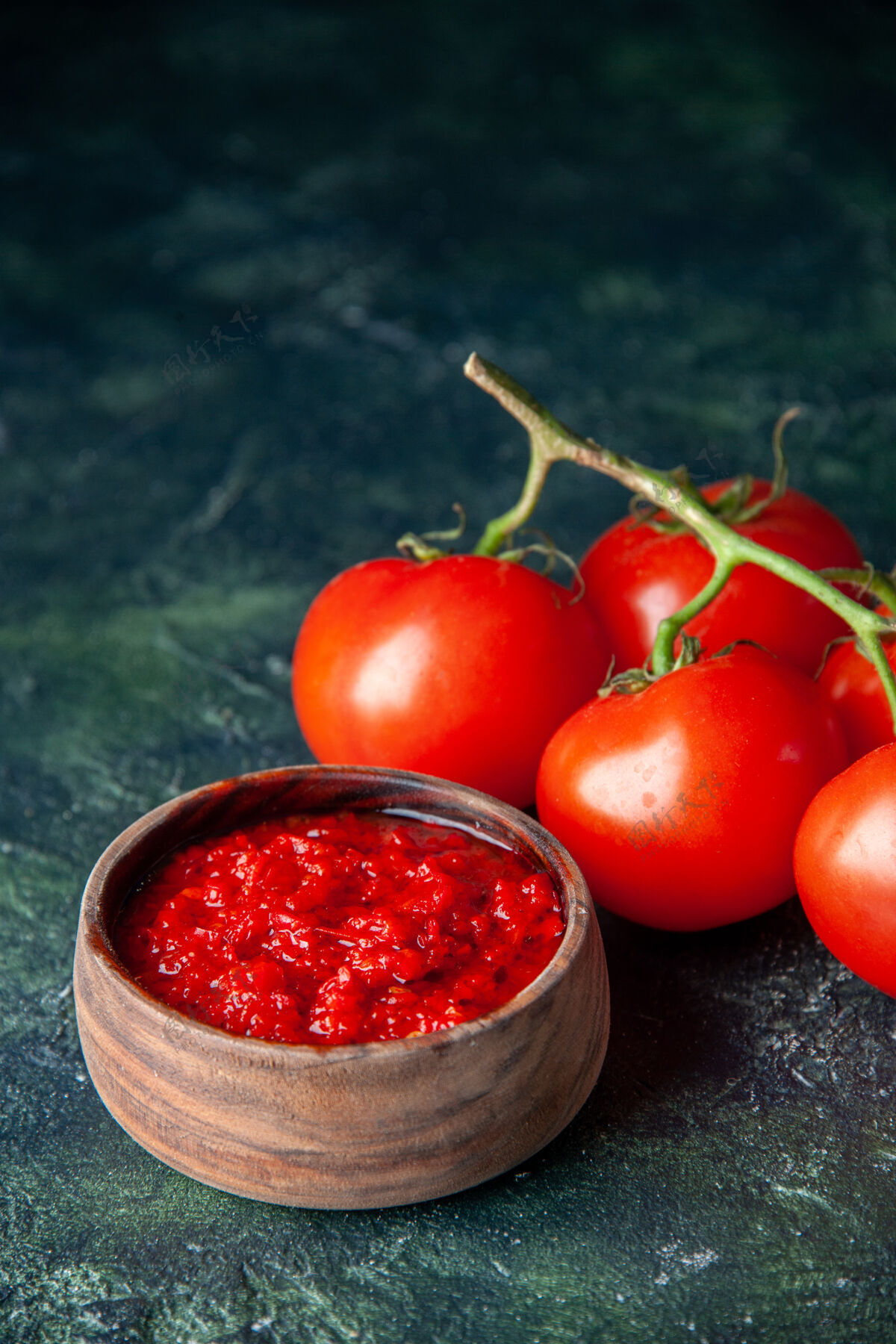 水果前视图新鲜的红色番茄酱番茄酱在深蓝色表面番茄红色调味料胡椒盐浆果深蓝色番茄