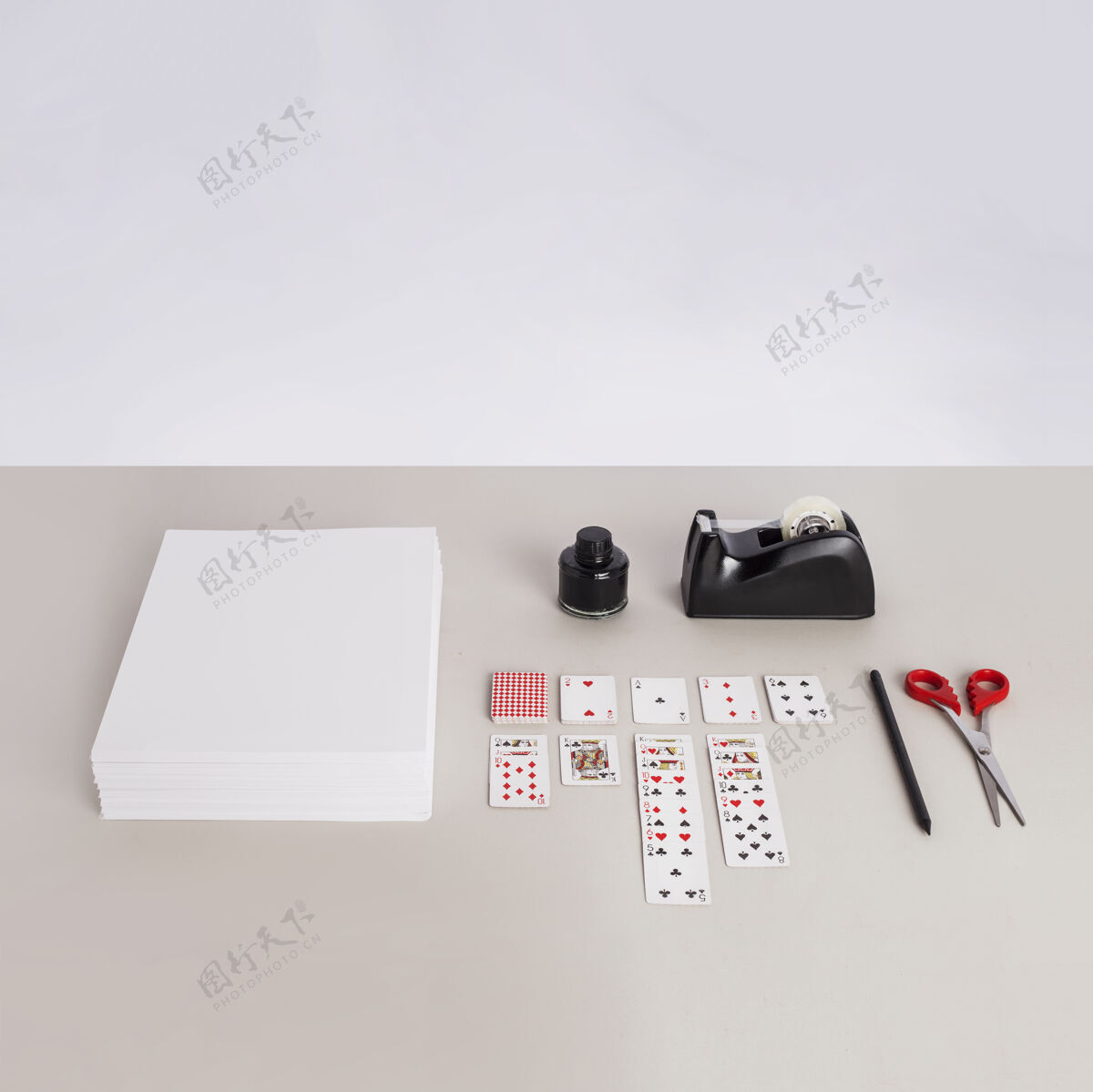 设备纸 扑克牌 剪刀 铅笔和胶带机在灰色的表面缝纫胶带金属