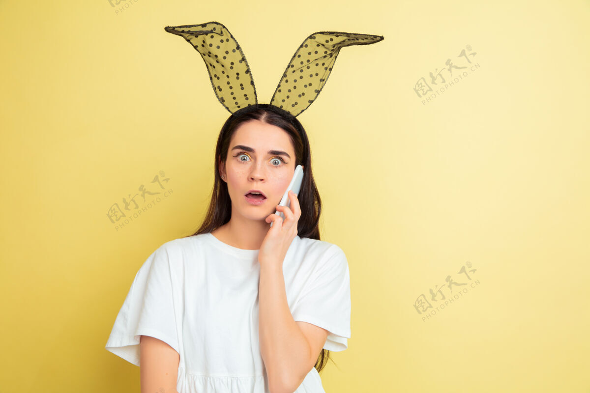 Holiday复活节有兔子耳朵的年轻女人BrightShoppingHappy