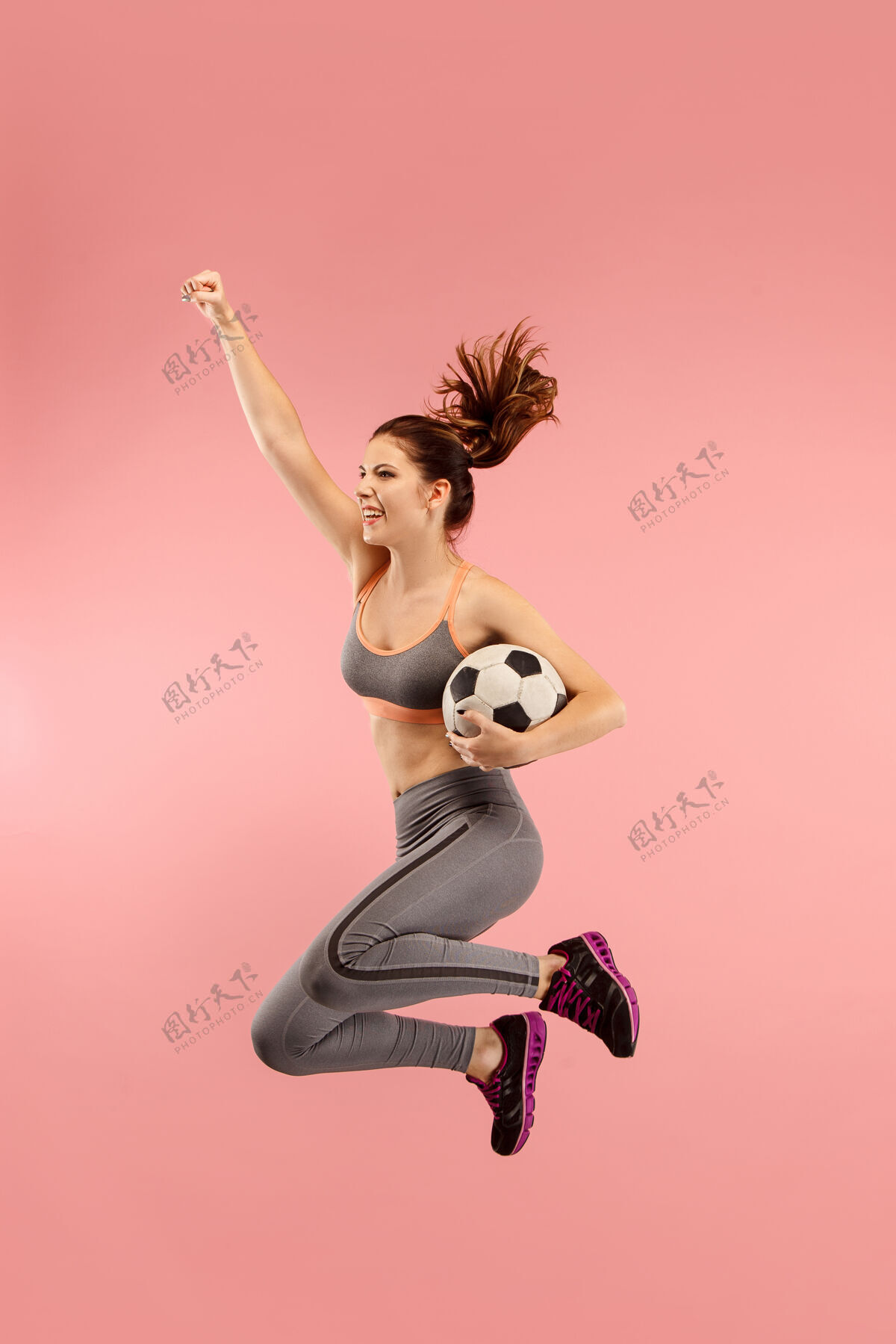 比赛年轻女子作为足球运动员跳跃快乐球迷女人