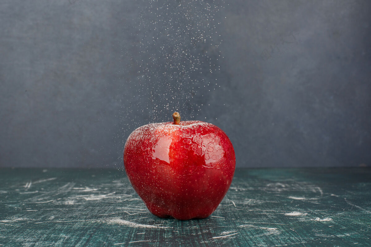 苹果红苹果放在蓝桌子上完整的水果有机