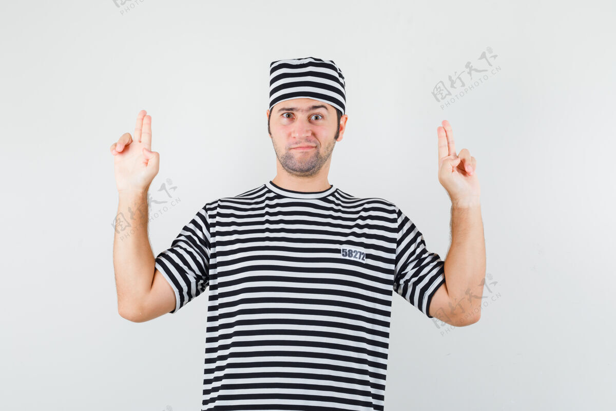 姿势年轻男性穿着t恤 戴着帽子 展示着持枪姿势 看上去很自信正面图帽子休闲表演