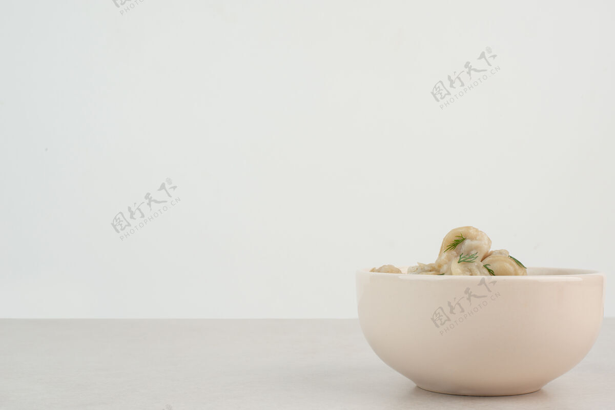 饺子白桌子上放着一盘绿叶水饺复制空间盘子美味