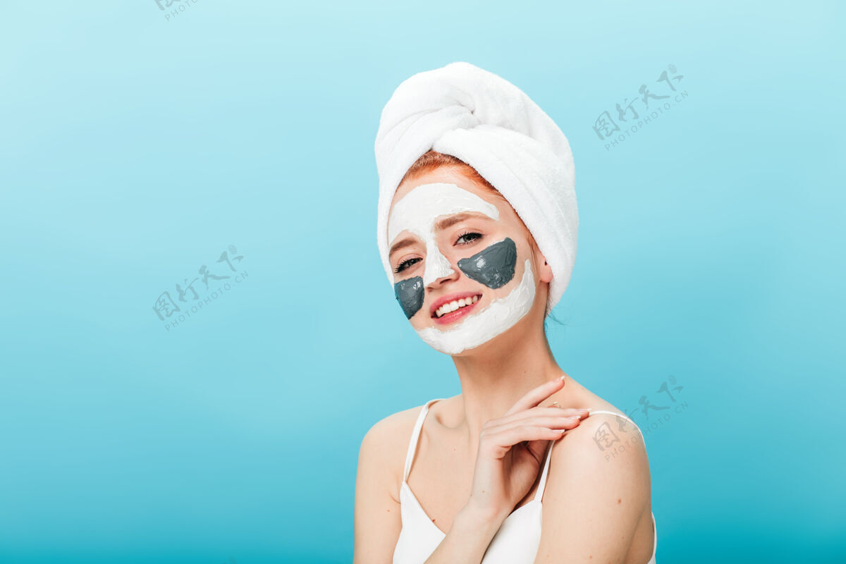 女士有兴趣的女士用化妆巾做美容护理微笑皮肤护理面膜