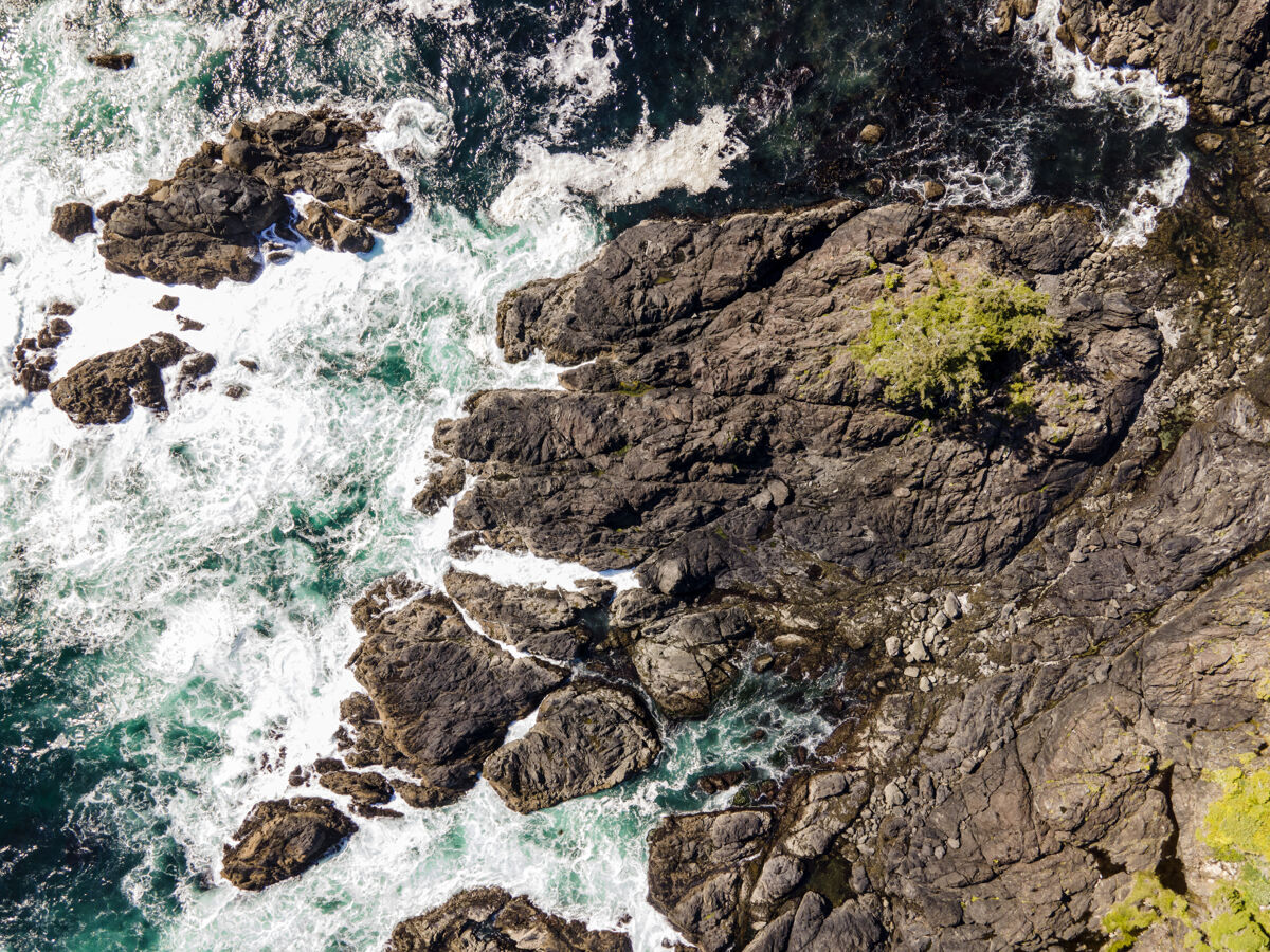 自然空中拍摄的岩石海海洋海岸石头