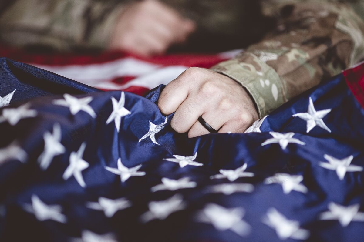 美国美国士兵在他面前举着美国国旗哀悼和祈祷旗帜军队军官