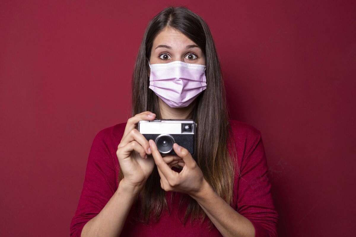技术戴着面具拿着相机的女人女人保护女人