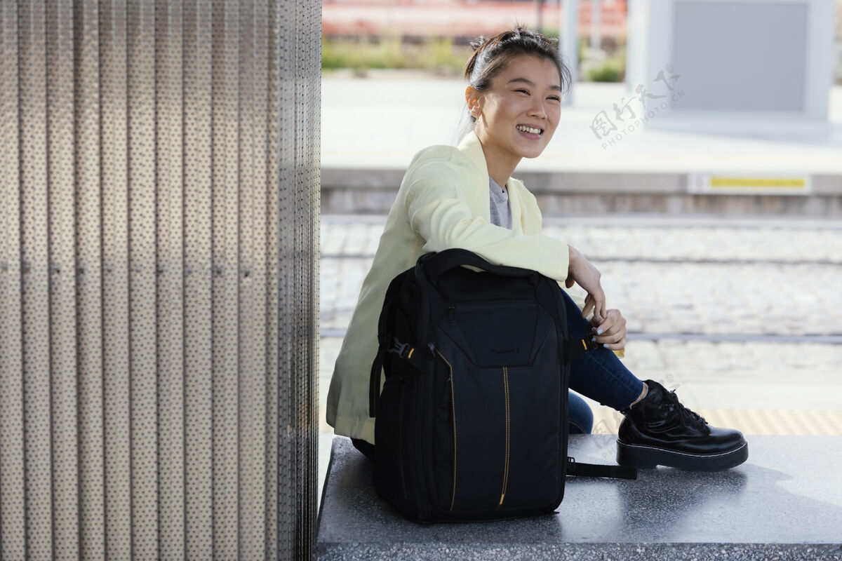 年轻年轻女子在户外享受一杯咖啡女人女性背包