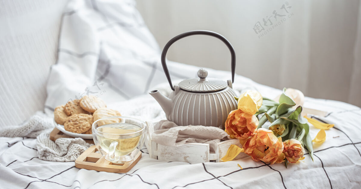 早上把茶 饼干和一束新鲜的郁金香放在床上床茶花束