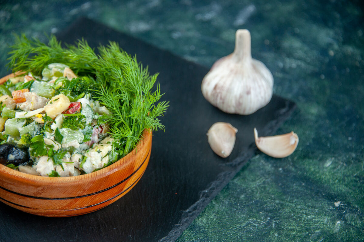 午餐前视图蔬菜沙拉与绿色内小锅深蓝色背景晚餐蔬菜食物