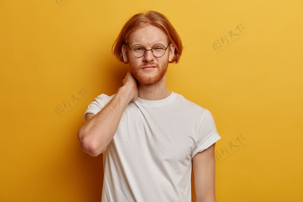不高兴严重不高兴的人鲍勃发型 姜黄色胡须 摸脖子严重过度劳累红发