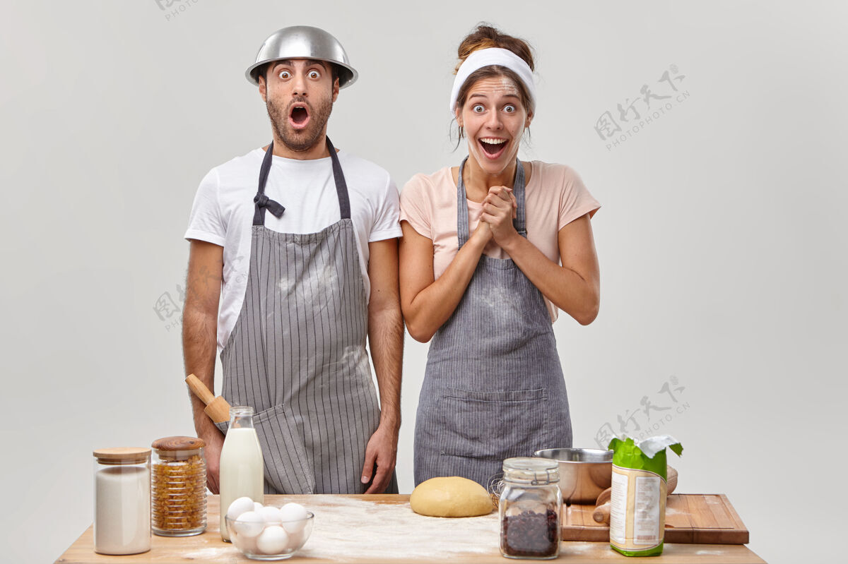 烹饪夫妻俩在厨房摆姿势准备美味的晚餐夫妇印象滚动针