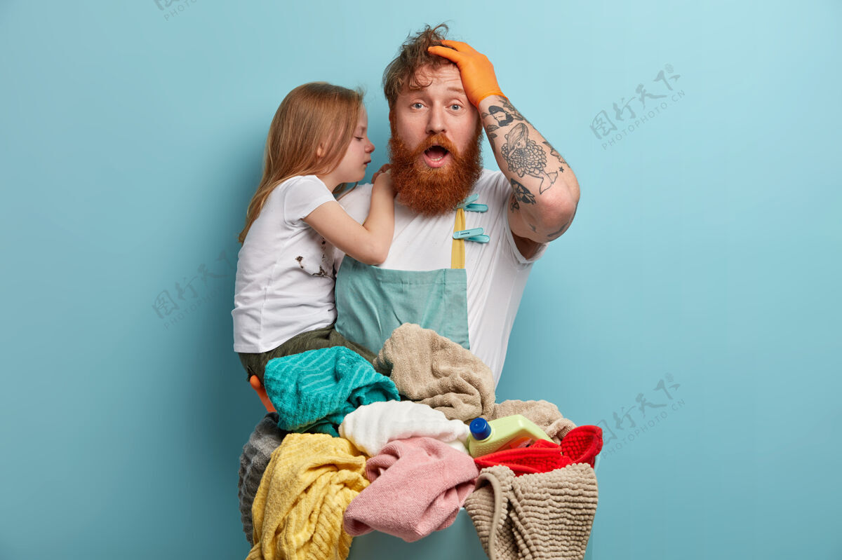 剃胡子爸爸和女儿准备要洗的衣服呜呜叫洗涤剂纹身