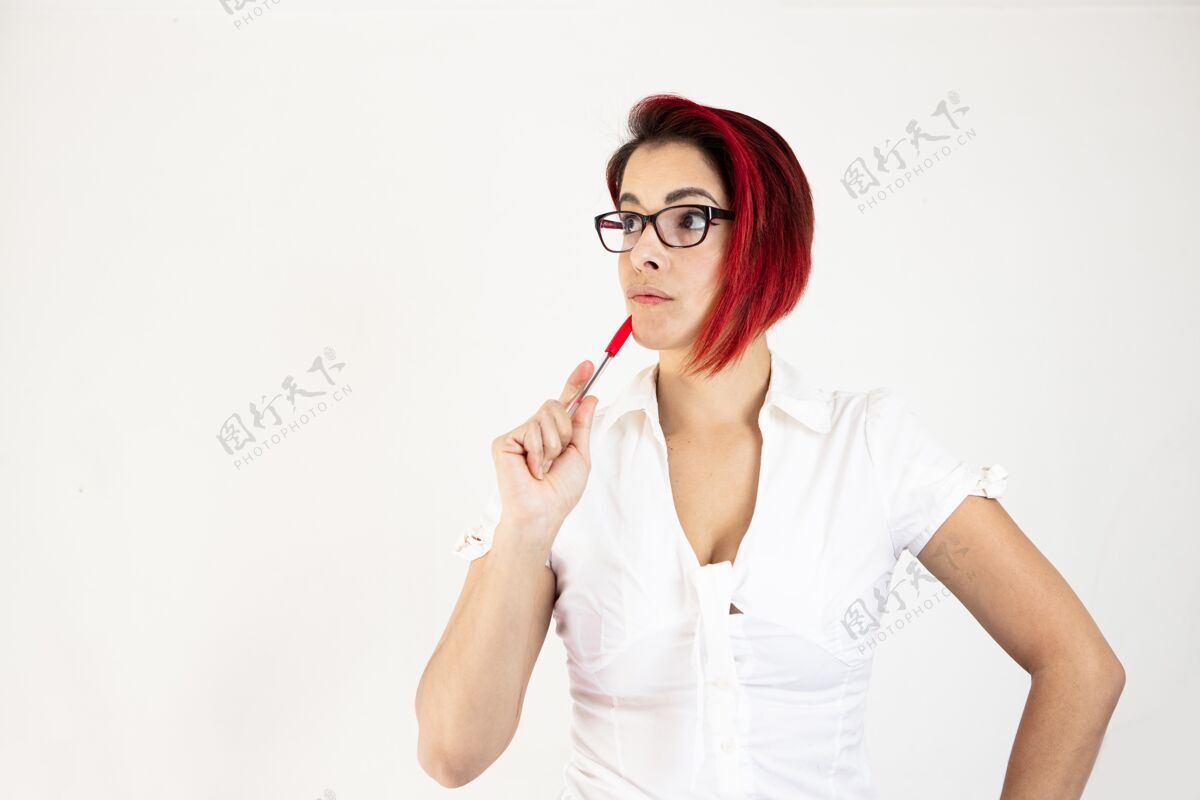 严重一个中年红发女性的特写镜头被隔离在一个白色的房间里短裤美女成功