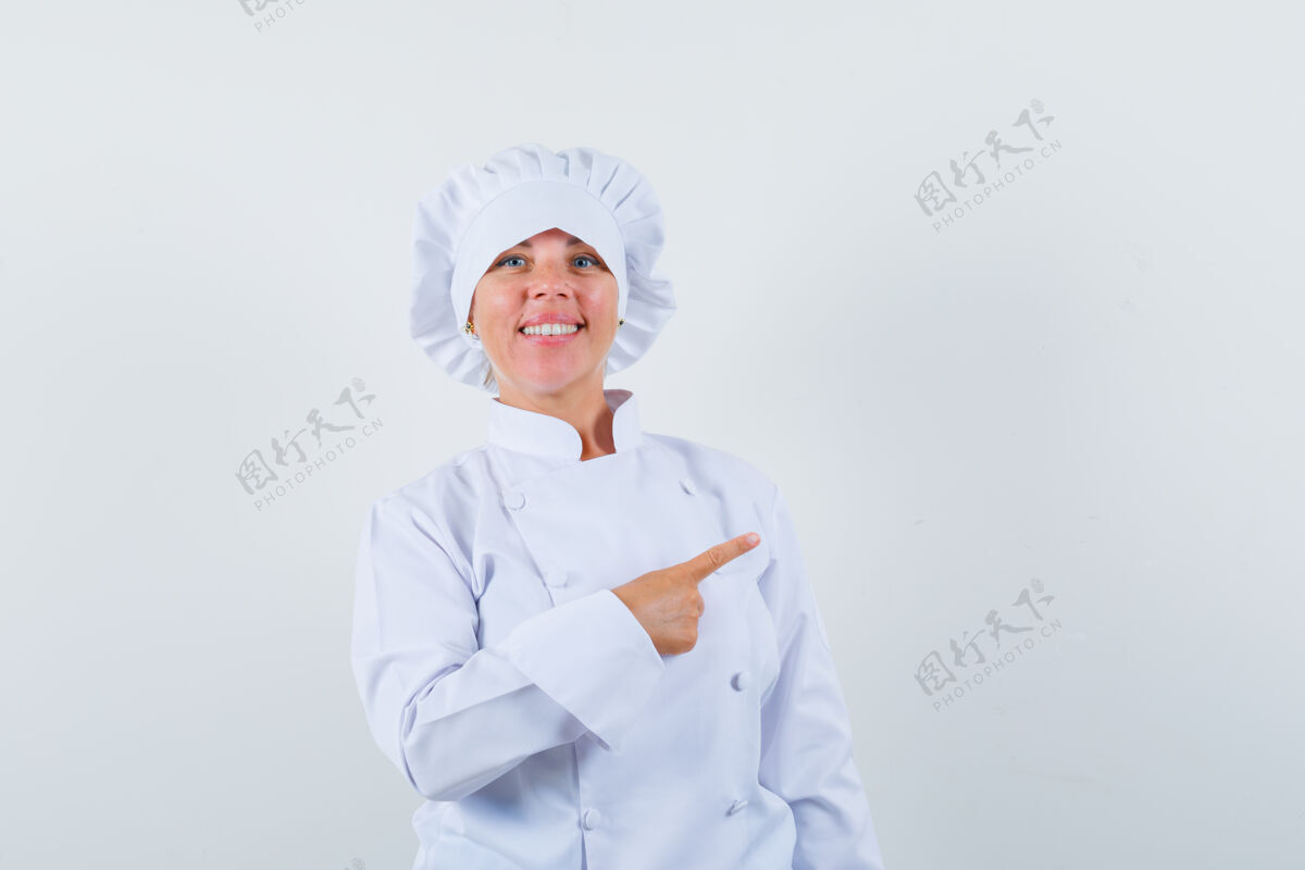 喜悦身着白色制服的女厨师指着右上角 看上去很自信权利魅力年轻