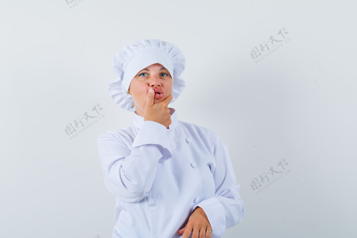 脸身穿白色制服的女厨师手托下巴 神情犹豫不决下巴制服持有