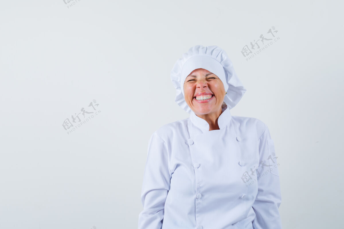 时尚穿着白色制服的女厨师闭着眼睛笑现代可爱模特