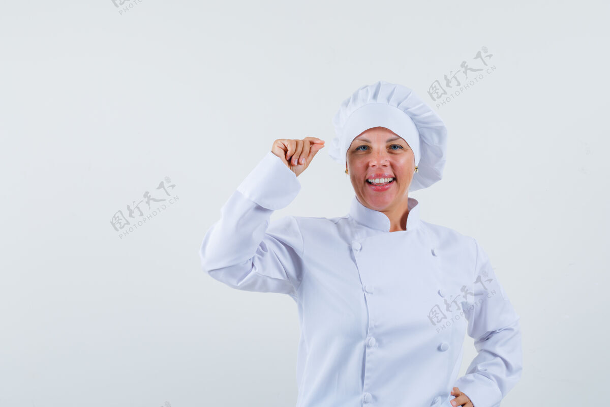 皮肤护理女厨师拿着一件白色制服的东西摆姿势 看起来很快乐化妆亚洲人持有