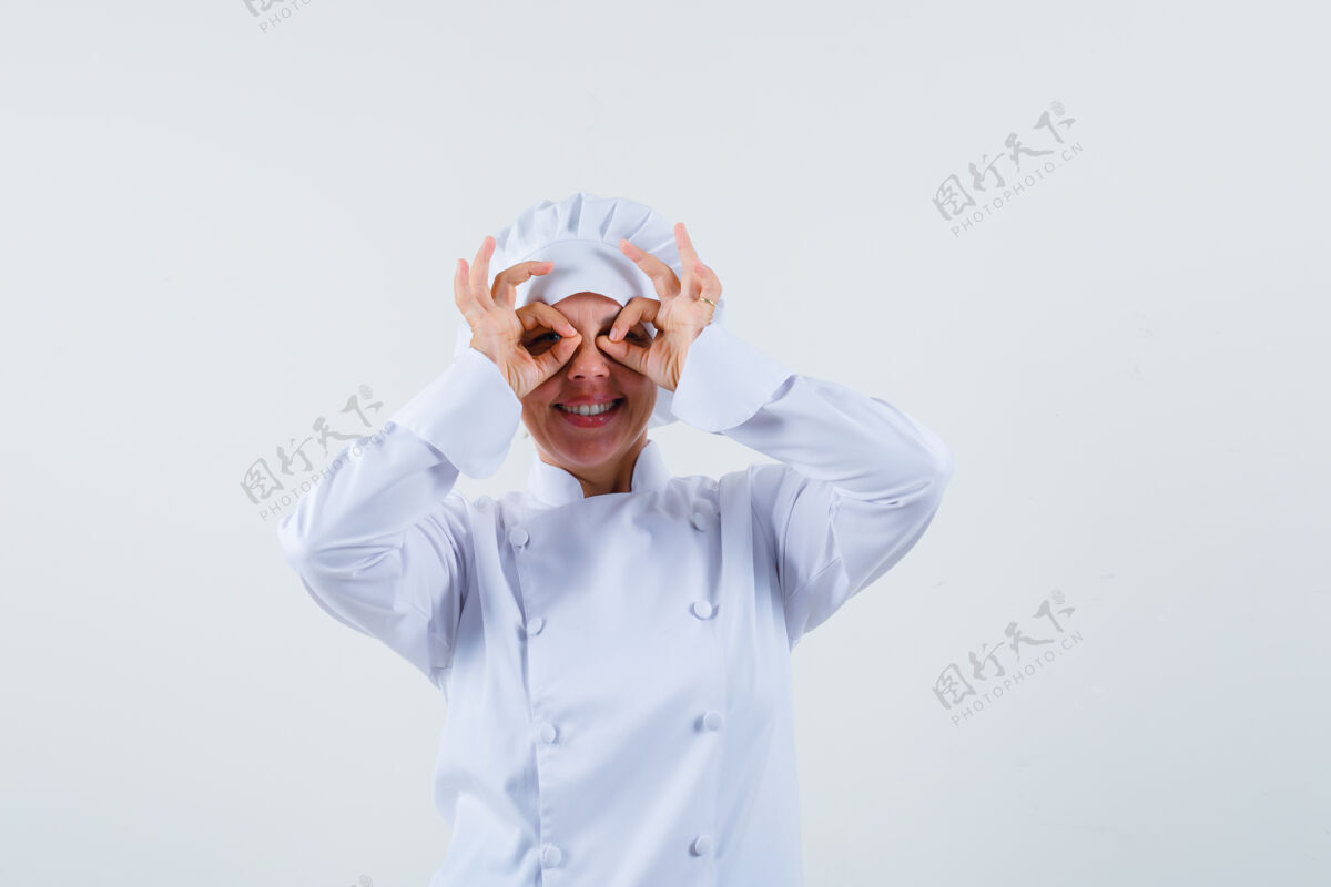 魅力女厨师戴着眼镜 穿着白色制服 看起来很滑稽肖像看起来手势