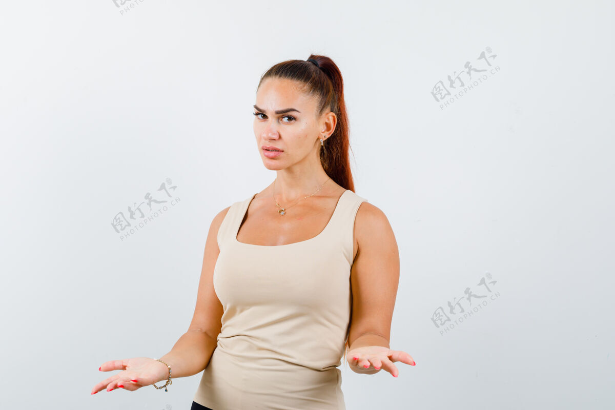 人身着米色背心的年轻女性伸出手 摆出质疑的姿态 表情严肃 前视手势干净女性