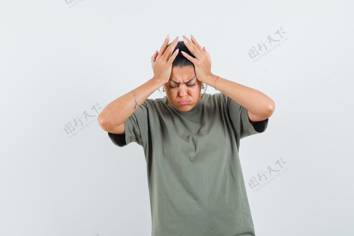 非洲一个穿着t恤的女人 手放在头上 看起来很悲伤放治疗乳液