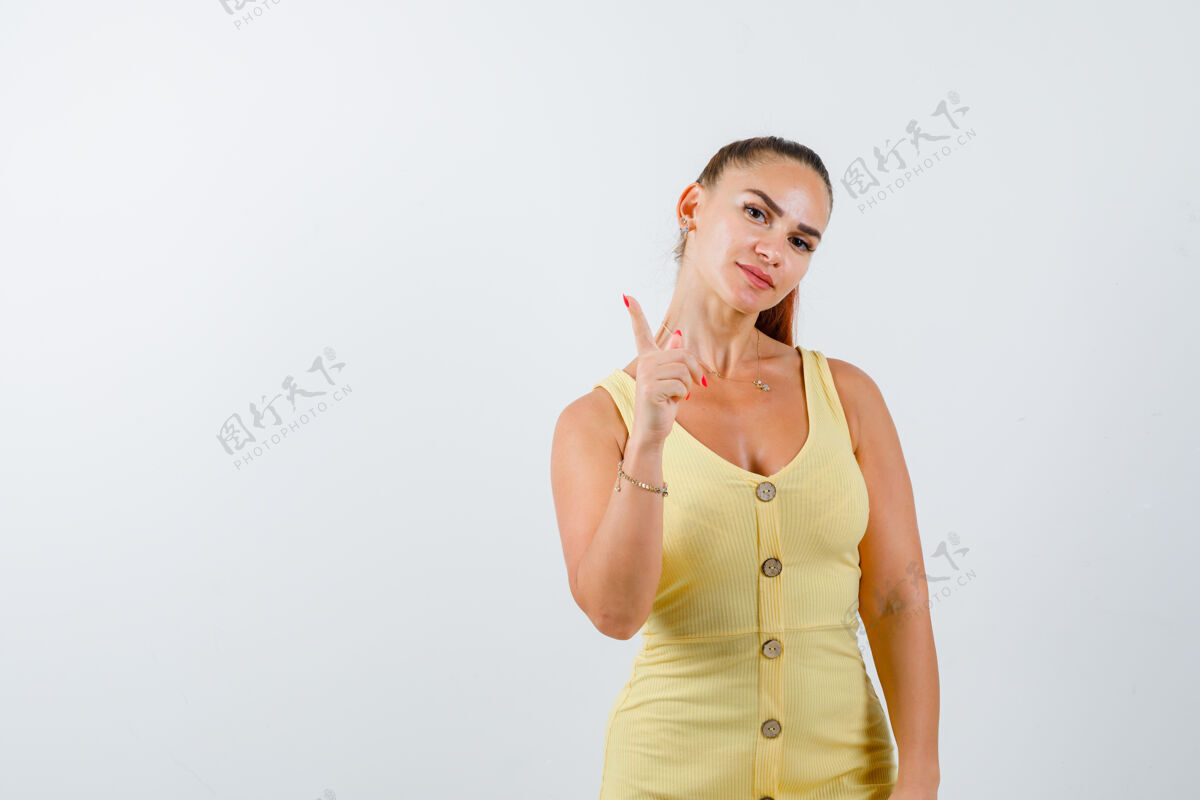 人物一位身穿黄色连衣裙的年轻女士站在前面 看上去很自信女士微笑公司