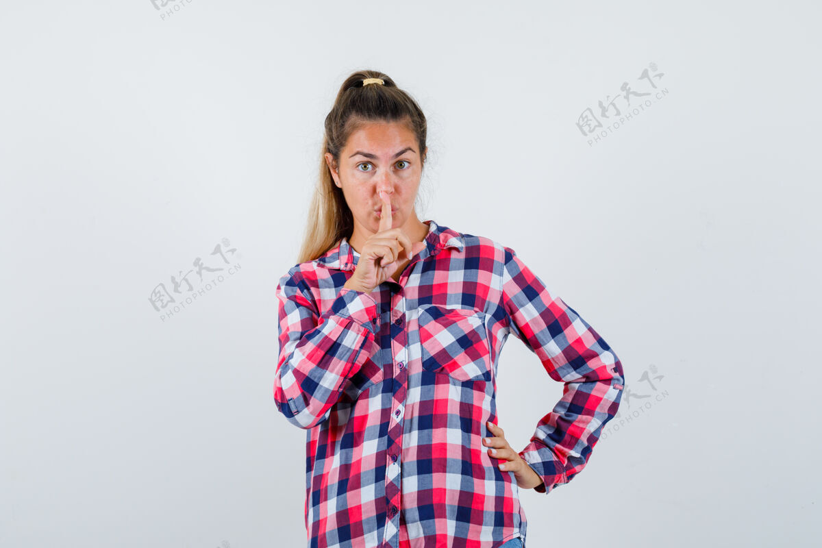沉默穿着格子衬衫的年轻女士表现出沉默的姿态 看上去很小心前视图年轻检查肖像