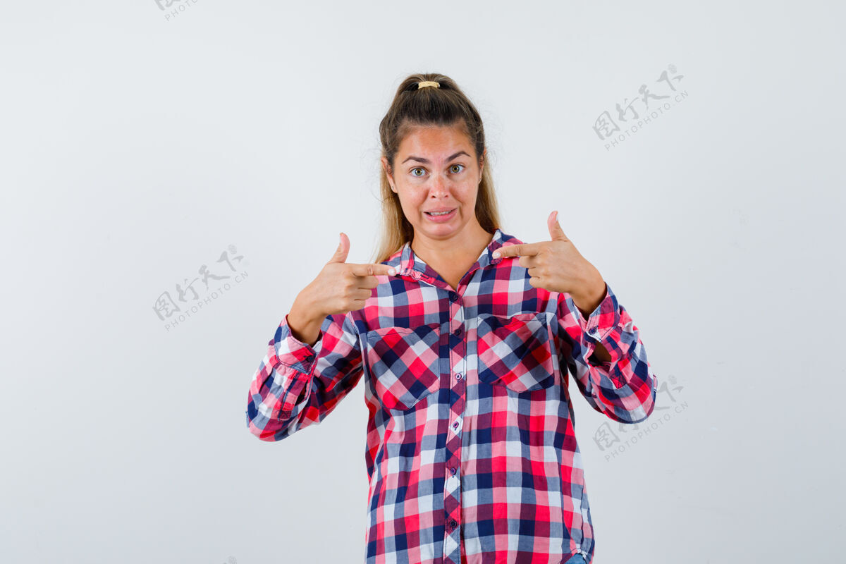 人一幅年轻女士穿着格子衬衫指着自己 困惑不解地看着前视图的画像女孩成人拼图